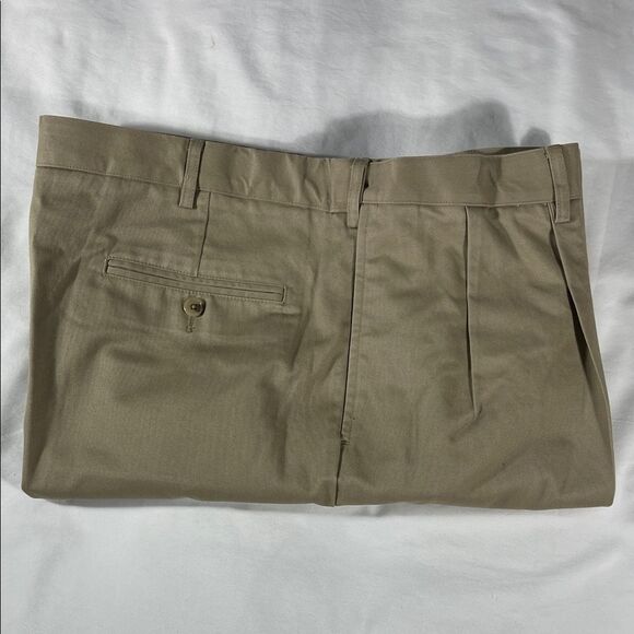 Lands' End mens khaki rugged double pleated expandable 9" chino shorts - size 42 - Picture 10 of 12